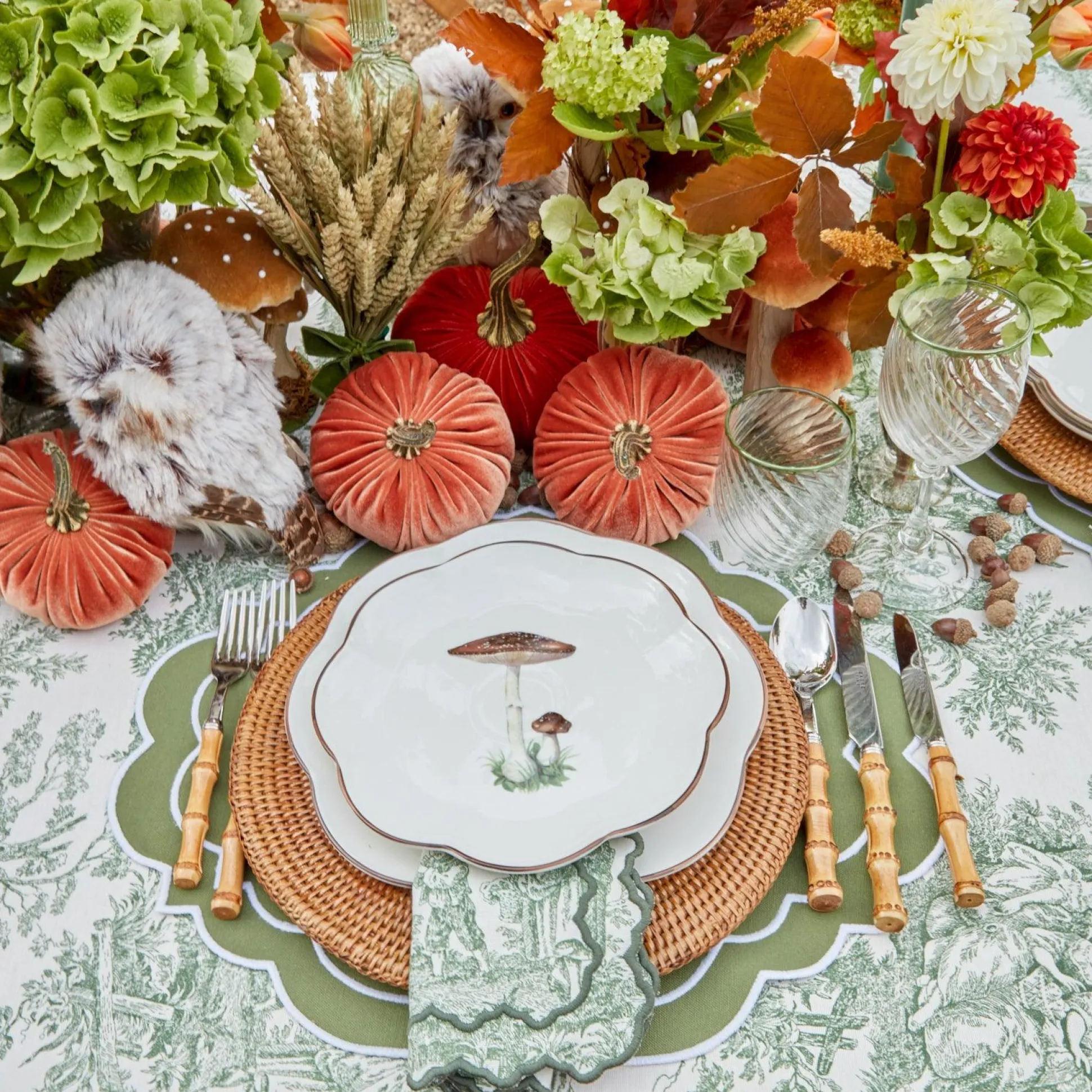 Scalloped Mushroom Starter Plate (Brown)