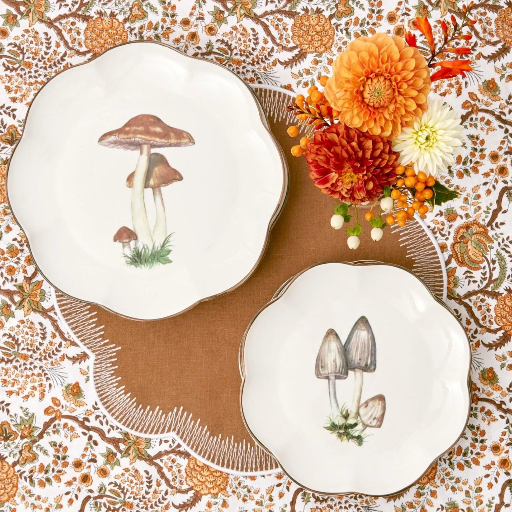 Scalloped Mushroom Starter Plate (Grey)