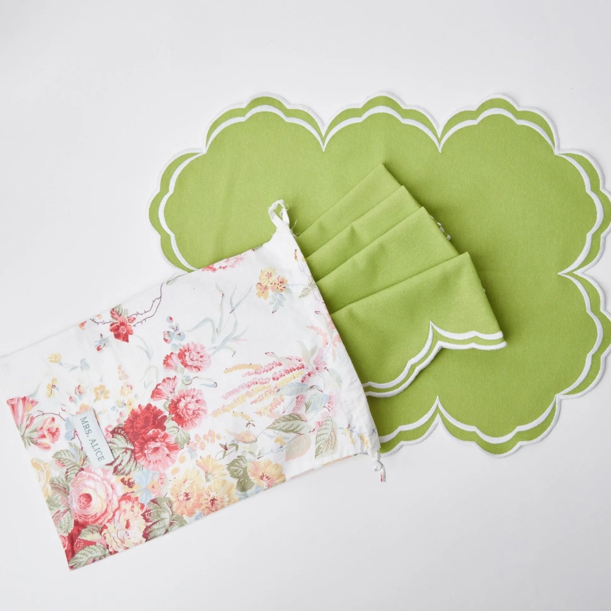 Serena Apple Green Scalloped Placemats (Set Of 4)