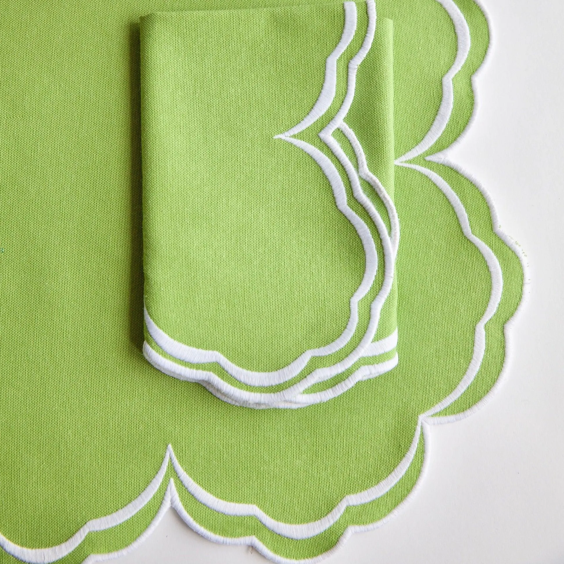 Serena Apple Green Scalloped Placemats (Set Of 4)