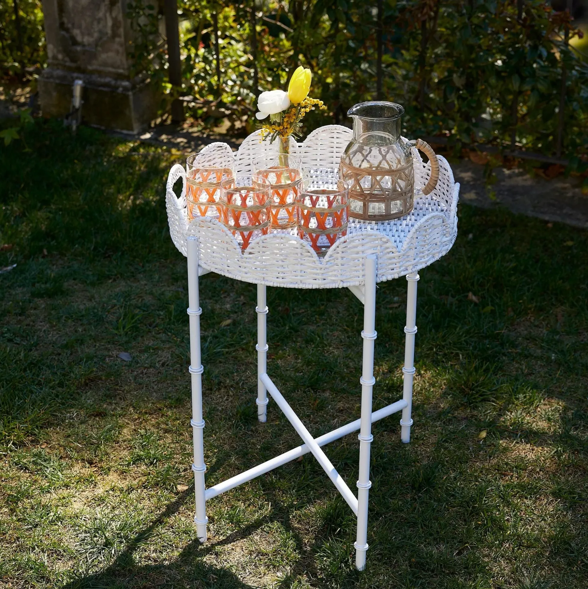White Round Scalloped Rattan Tray